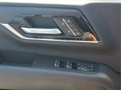 Used 2025 GMC Yukon Denali AWD/4WD image 17