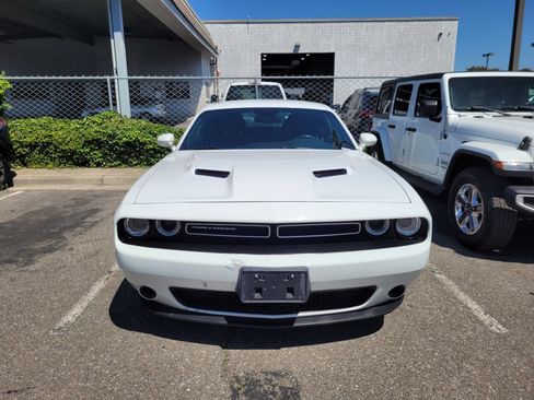 Used 2016 Dodge Challenger SXT RWD image 2