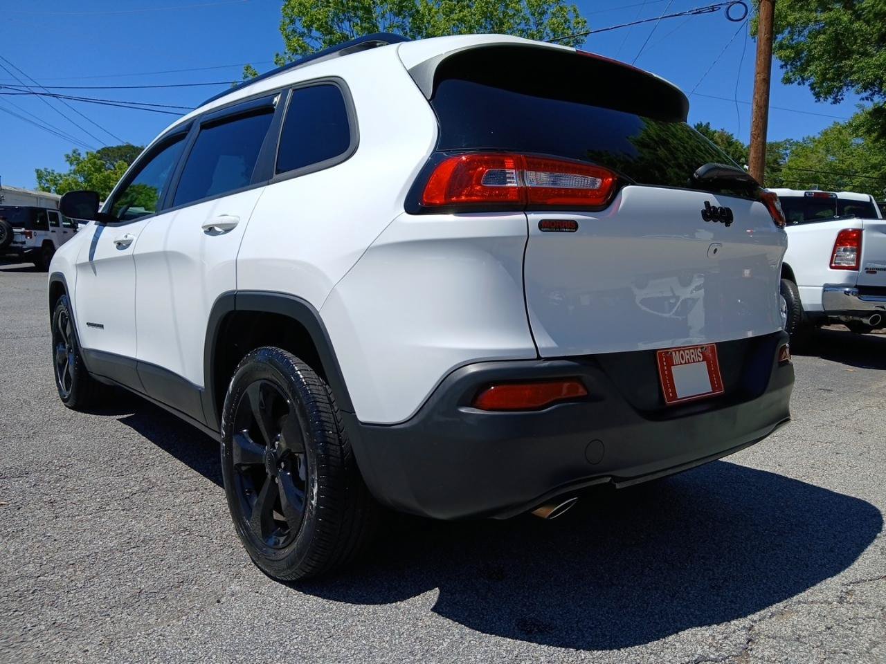 Used 2018 Jeep Cherokee Latitude w/ Altitude Package FWD image 8