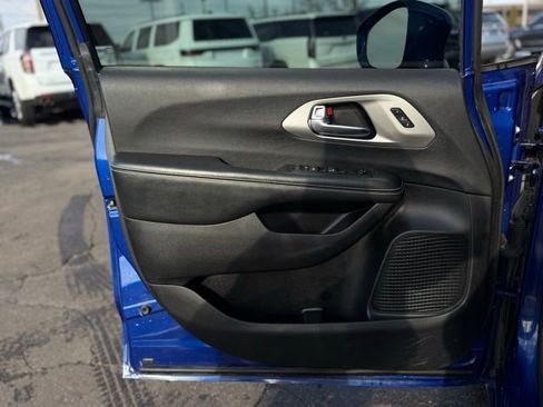 Used 2020 Chrysler Pacifica Touring-L w/ Advanced Safetytec Group image 10