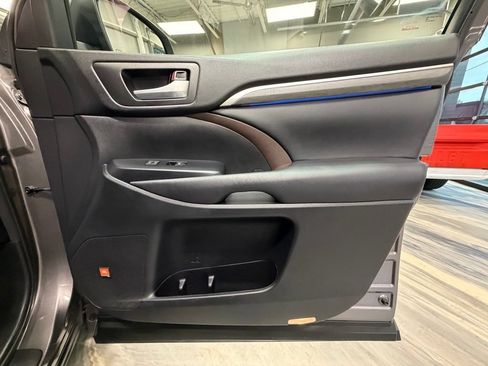Used 2017 Toyota Highlander Limited AWD/4WD image 44