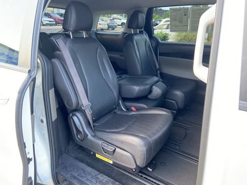 Used 2025 Kia Carnival FWD image 15