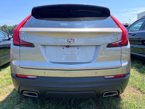 Used 2023 Cadillac XT4 Luxury w/ Cold Weather Package FWD image 3