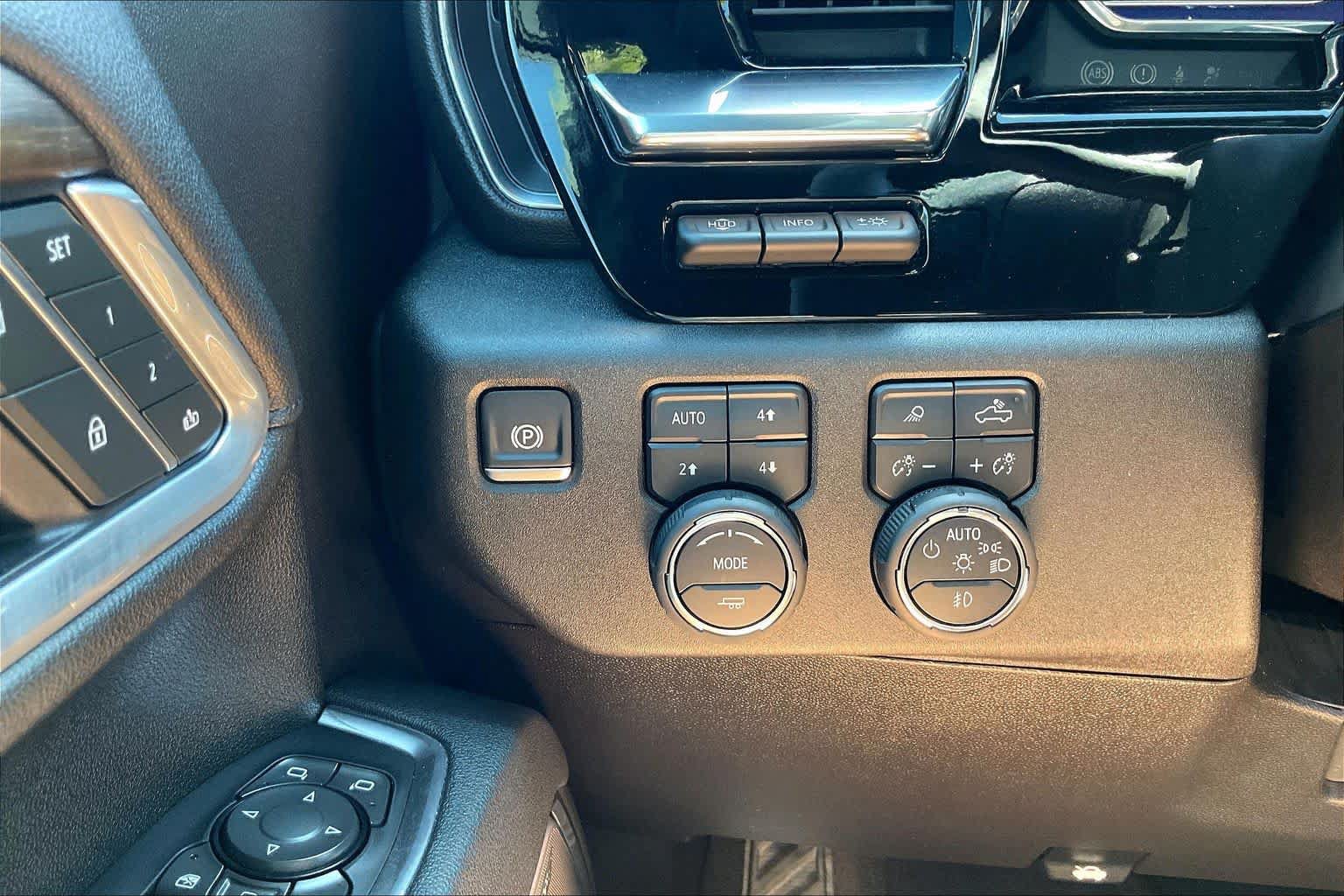 Used 2025 Chevrolet Silverado 2500 High Country w/ High Country Premium Package AWD/4WD image 32