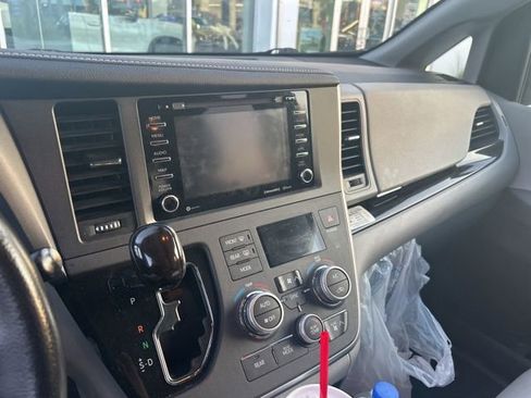 Used 2020 Toyota Sienna XLE FWD image 12