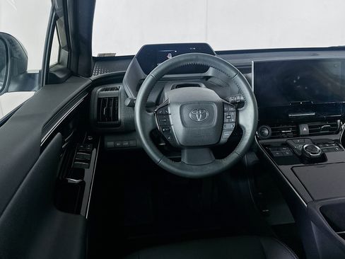 Used 2024 Toyota bZ4X FWD image 18