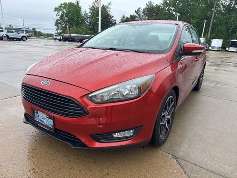Used 2018 Ford Focus SE w/ SE Appearance Package FWD image 2