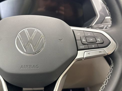 Used 2023 Volkswagen Tiguan SE FWD image 12