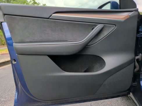 Used 2024 Tesla Model Y Long Range AWD/4WD image 24
