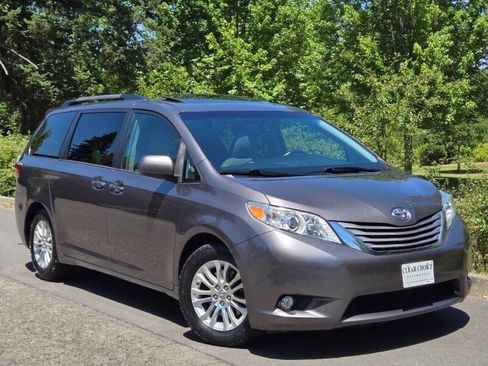 Used 2016 Toyota Sienna XLE FWD image 4