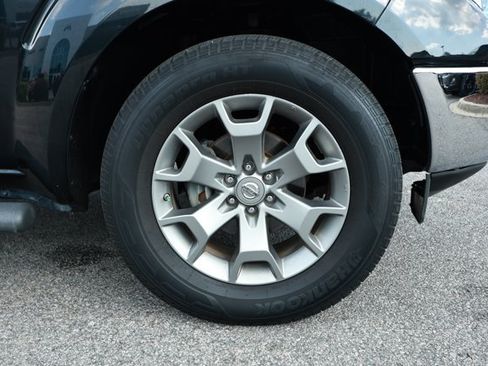 Used 2019 Nissan Frontier SL RWD image 5