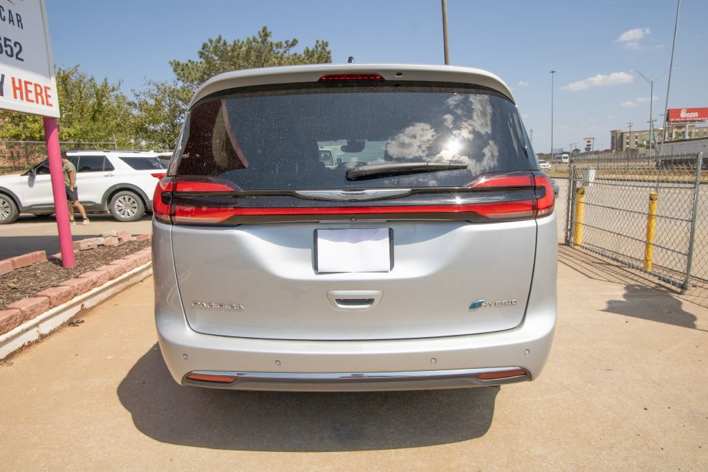 Used 2023 Chrysler Pacifica Touring-L FWD image 8