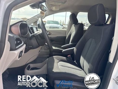 Used 2023 Chrysler Voyager LX image 21