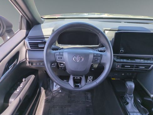 Used 2025 Toyota Camry SE FWD image 12