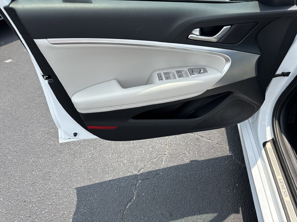 Used 2025 Genesis G70 2.5T RWD image 10