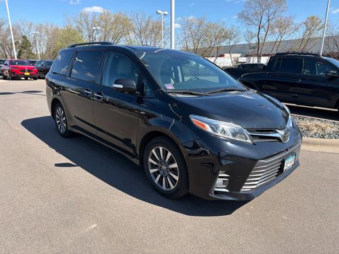 Used 2020 Toyota Sienna Limited Premium image 3