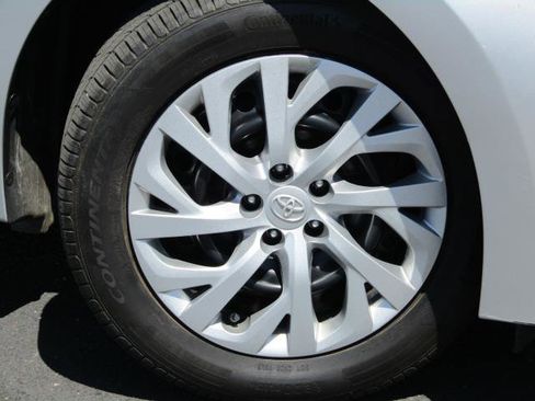 Used 2017 Toyota Corolla LE FWD image 5