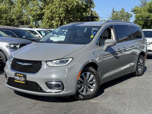 Used 2021 Chrysler Pacifica Touring-L FWD image 2