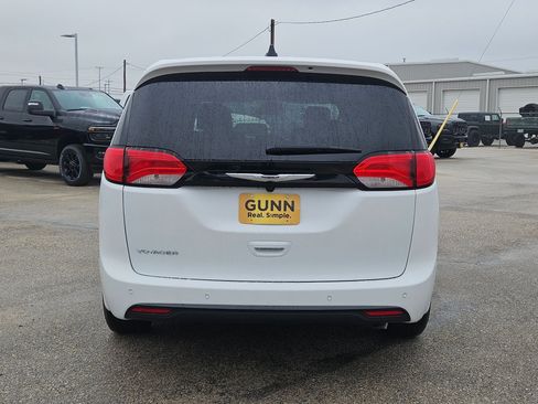 New 2026 Chrysler Voyager LX image 4