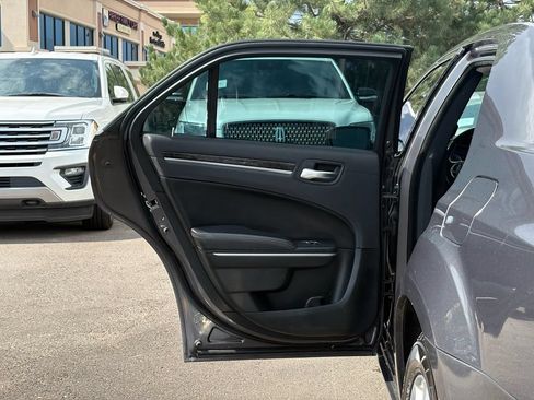 Used 2019 Chrysler 300 Limited AWD/4WD image 22