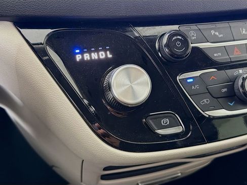 Used 2024 Chrysler Pacifica Touring-L FWD image 19