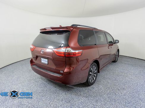 Used 2019 Toyota Sienna XLE w/ XLE Navigation Package AWD/4WD image 7