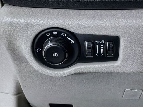 Used 2017 Chrysler Pacifica Limited w/ UConnect Theater Package FWD image 14