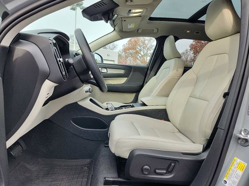 Certified 2024 Volvo XC40 B5 Ultimate w/ Protection Package Premier image 13