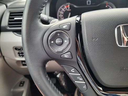 Used 2017 Honda Pilot Touring image 22