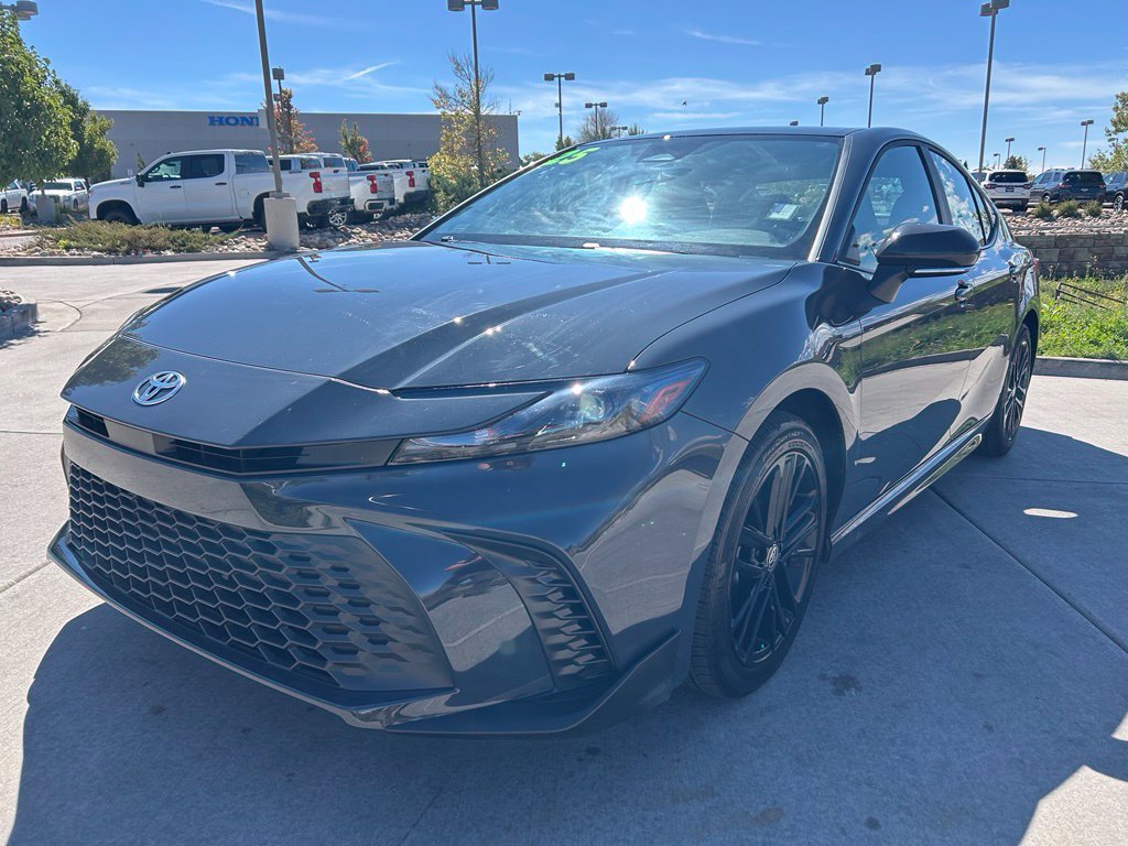 Used 2025 Toyota Camry SE AWD/4WD image 3