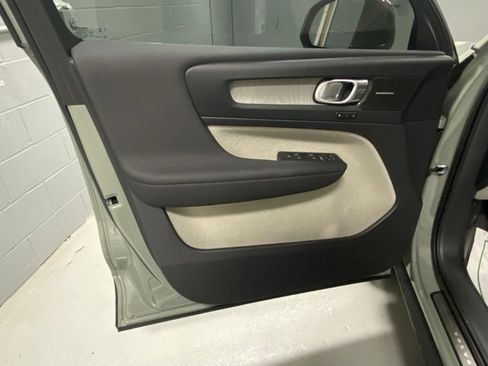 Certified 2024 Volvo XC40 B5 Plus w/ Protection Package Premier image 7