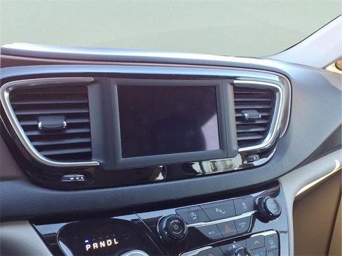 Used 2019 Chrysler Pacifica Touring-L image 8