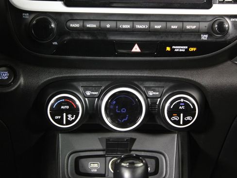 Certified 2023 Hyundai Venue Limited FWD image 22