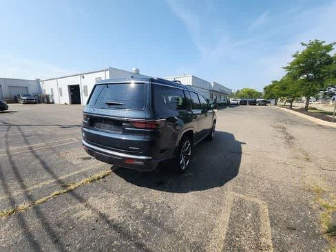 Used 2022 Jeep Wagoneer Series III w/ Premium Group I AWD/4WD image 13