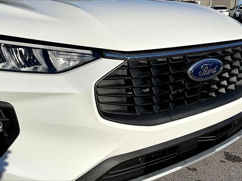 Used 2023 Ford Escape SE image 28