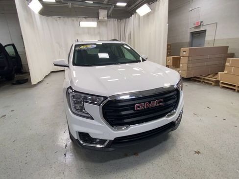 Certified 2023 GMC Terrain SLE w/ Driver Convenience Package image 4