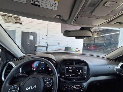 Used 2025 Kia Soul LX w/ LX Technology Package FWD image 32
