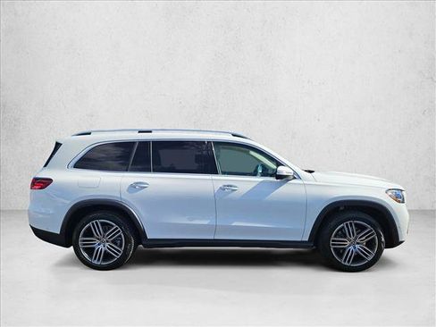 Used 2025 Mercedes-Benz GLS 450 4MATIC image 4