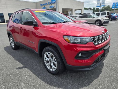 Used 2025 Jeep Compass Latitude w/ Sun & Sound Group AWD/4WD image 3