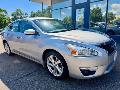 Used 2014 Nissan Altima 2.5 SL w/ Technology Package FWD image 4
