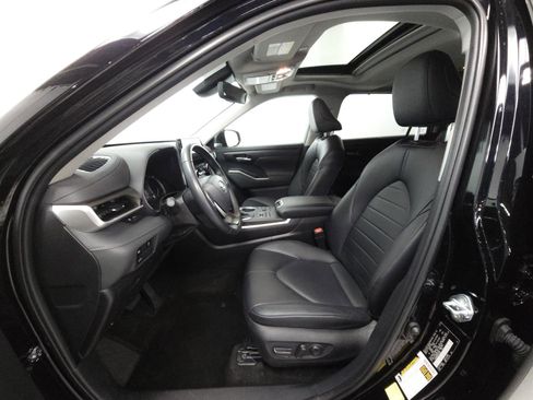 Used 2023 Toyota Highlander XLE AWD/4WD image 4