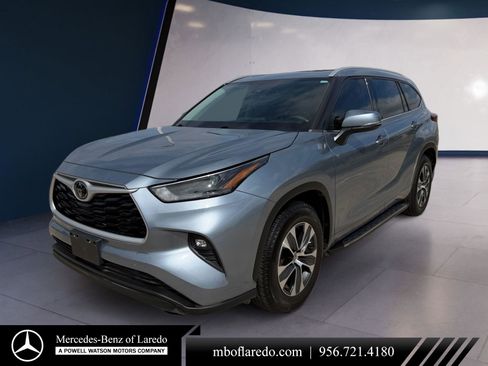 Used 2022 Toyota Highlander XLE FWD image 1