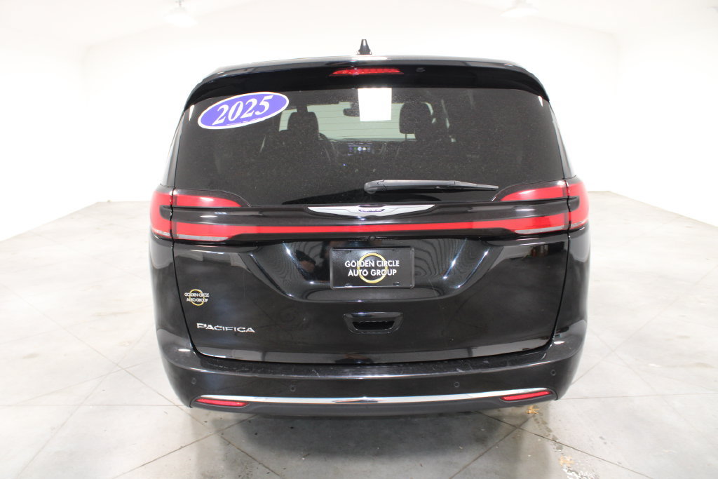 Used 2025 Chrysler Pacifica Select FWD image 8