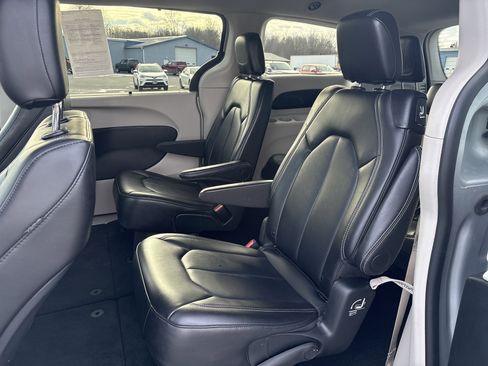Used 2024 Chrysler Pacifica Touring-L image 13