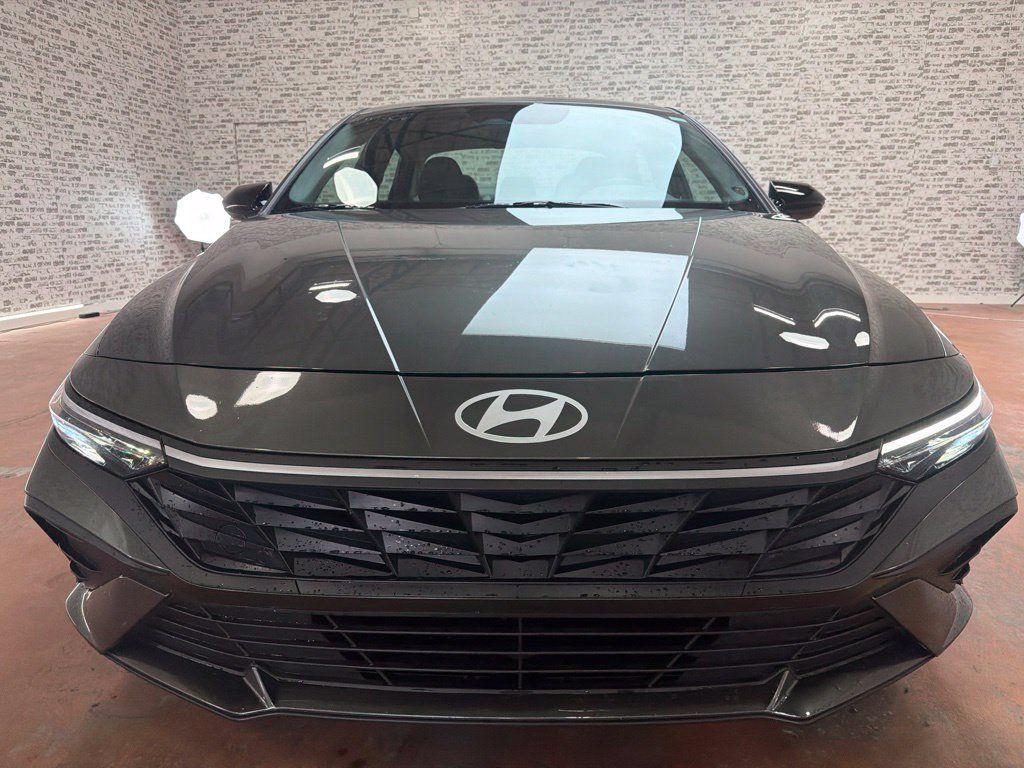 Used 2026 Hyundai Elantra Sport FWD image 2