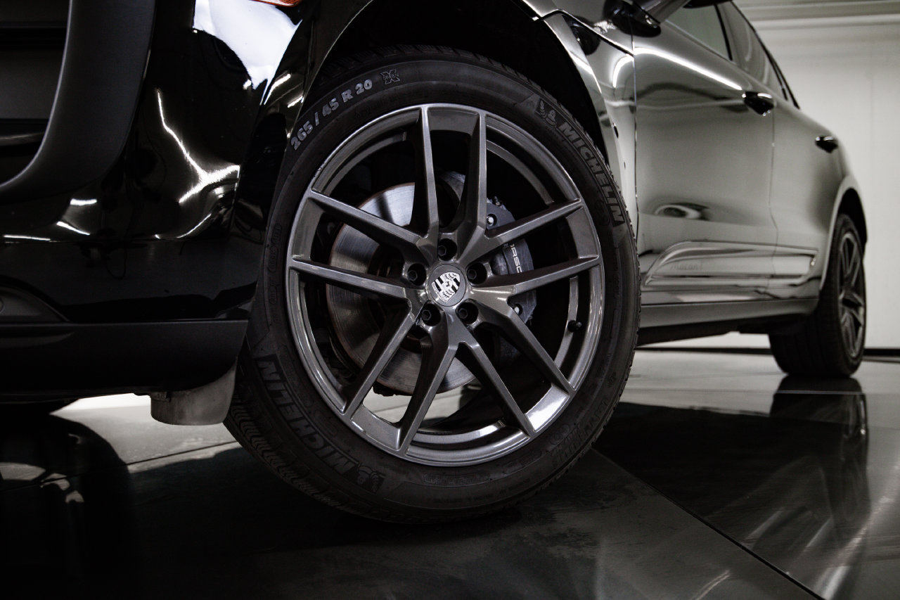 Certified 2023 Porsche Macan Turbo AWD/4WD image 12
