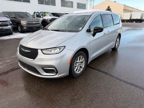 Used 2024 Chrysler Pacifica Touring-L FWD image 1