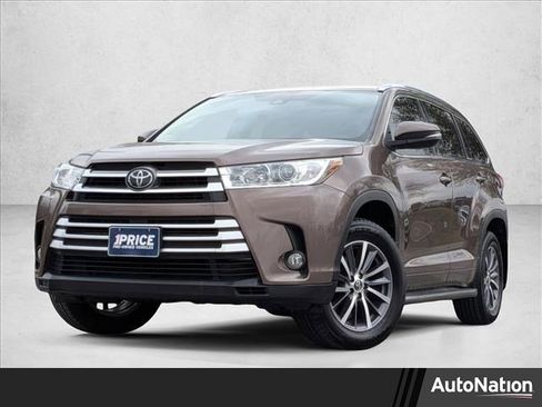 Used 2017 Toyota Highlander XLE image 1