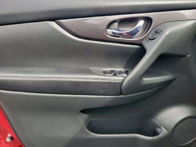 Used 2018 Nissan Rogue SV AWD/4WD image 10