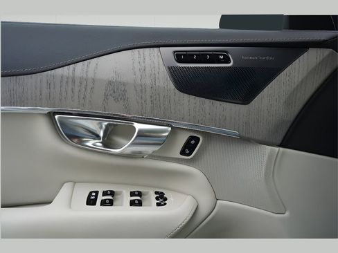 New 2025 Volvo XC90 T8 Ultra w/ Protection Package Premier image 10